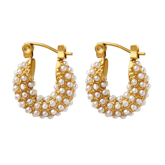 Orecchini in acciaio inossidabile e placcati in oro - Mini Hoops Perle. Colore: Placcato oro Materiale: Acciaio inossidabile 100% Nickel free Non scurisce Resistente all'acqua La variante più recente dei nostri mini Hoops. Adoriamo il modo in cui questi orecchini elevano qualsiasi outfit. Realizzato con perle preziose per simboleggiare la bellezza e la purezza.