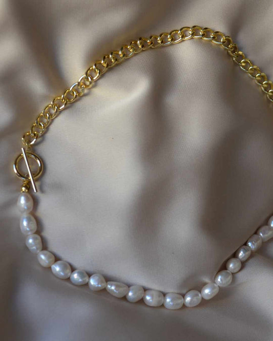 Collana in acciaio inossidabile e placcata in oro - Collana Gold e Perle. Colore: Placcato oro e perle Materiale: Acciaio inossidabile 100% Nickel free Non scurisce Resistente all'acqua Parla da sola! Lei è il nostro best seller da Lyoelle. Questa collana è un classico moderno. Elegante catena dorata e perle che aggiungerà un tocco delicato a qualsiasi outfit.