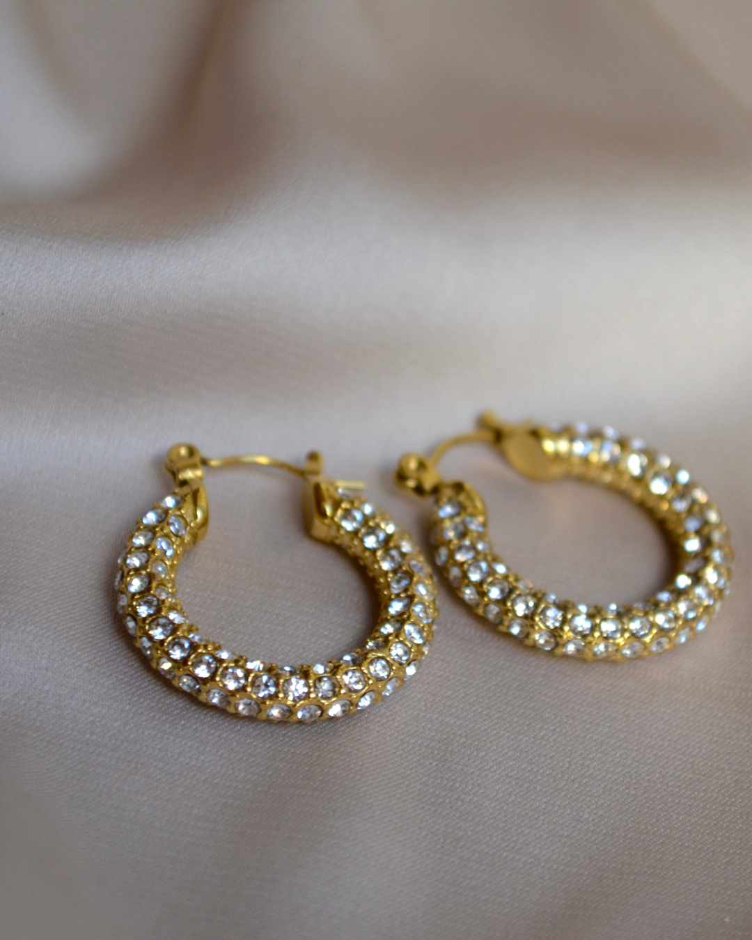 Orecchini in acciaio inossidabile placcati in oro - Orecchini Incanto. Colore: placcato oro Materiale: acciaio inossidabile Dimensioni: 22 mm Non scurisce Resistente all'acqua Vuoi un look glamour senza sforzo? Ecco i nostri orecchini, realizzati con scintillanti gemme di micro zirconi cubici che ti faranno brillare dal giorno alla notte! Questo completerà davvero il tuo look.