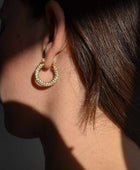 Orecchini in acciaio inossidabile placcati in oro - Orecchini Incanto. Colore: placcato oro Materiale: acciaio inossidabile Dimensioni: 22 mm Non scurisce Resistente all'acqua Vuoi un look glamour senza sforzo? Ecco i nostri orecchini, realizzati con scintillanti gemme di micro zirconi cubici che ti faranno brillare dal giorno alla notte! Questo completerà davvero il tuo look.