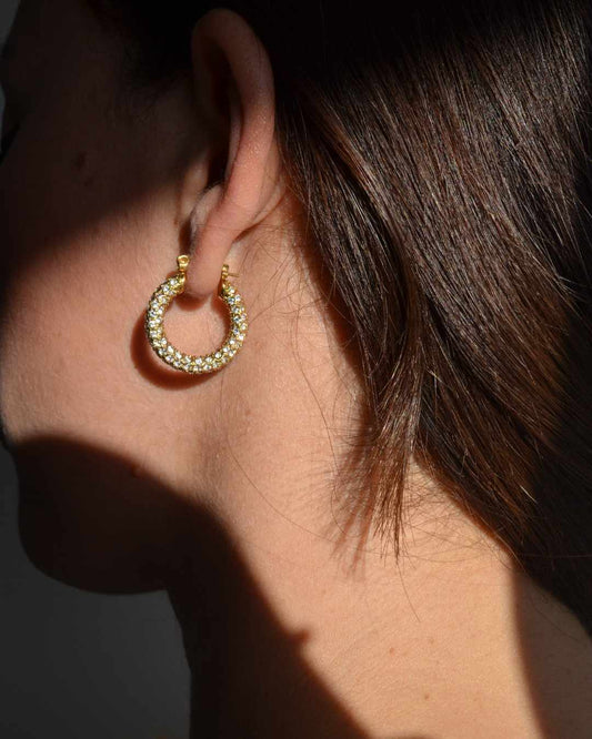 Orecchini in acciaio inossidabile placcati in oro - Orecchini Incanto. Colore: placcato oro Materiale: acciaio inossidabile Dimensioni: 22 mm Non scurisce Resistente all'acqua Vuoi un look glamour senza sforzo? Ecco i nostri orecchini, realizzati con scintillanti gemme di micro zirconi cubici che ti faranno brillare dal giorno alla notte! Questo completerà davvero il tuo look.