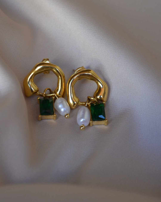 Orecchini con perle in acciaio inossidabile placcato in oro - Orecchini Pearl e Pietra Brillante. Colore: Placcato oro Materiale: Acciaio inossidabile 100% Nickel free Non scurisce Resistente all'acqua Progettati con pietre di zirconia verde e perle d'acqua dolce, ti daranno quel fascino romantico, semplice ma allo stesso tempo ricercato. Loro saranno i compagni perfetti per le tue occasioni.