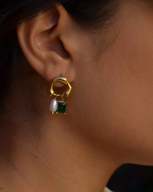 Orecchini con perle in acciaio inossidabile placcato in oro - Orecchini Pearl e Pietra Brillante. Colore: Placcato oro Materiale: Acciaio inossidabile 100% Nickel free Non scurisce Resistente all'acqua Progettati con pietre di zirconia verde e perle d'acqua dolce, ti daranno quel fascino romantico, semplice ma allo stesso tempo ricercato. Loro saranno i compagni perfetti per le tue occasioni.