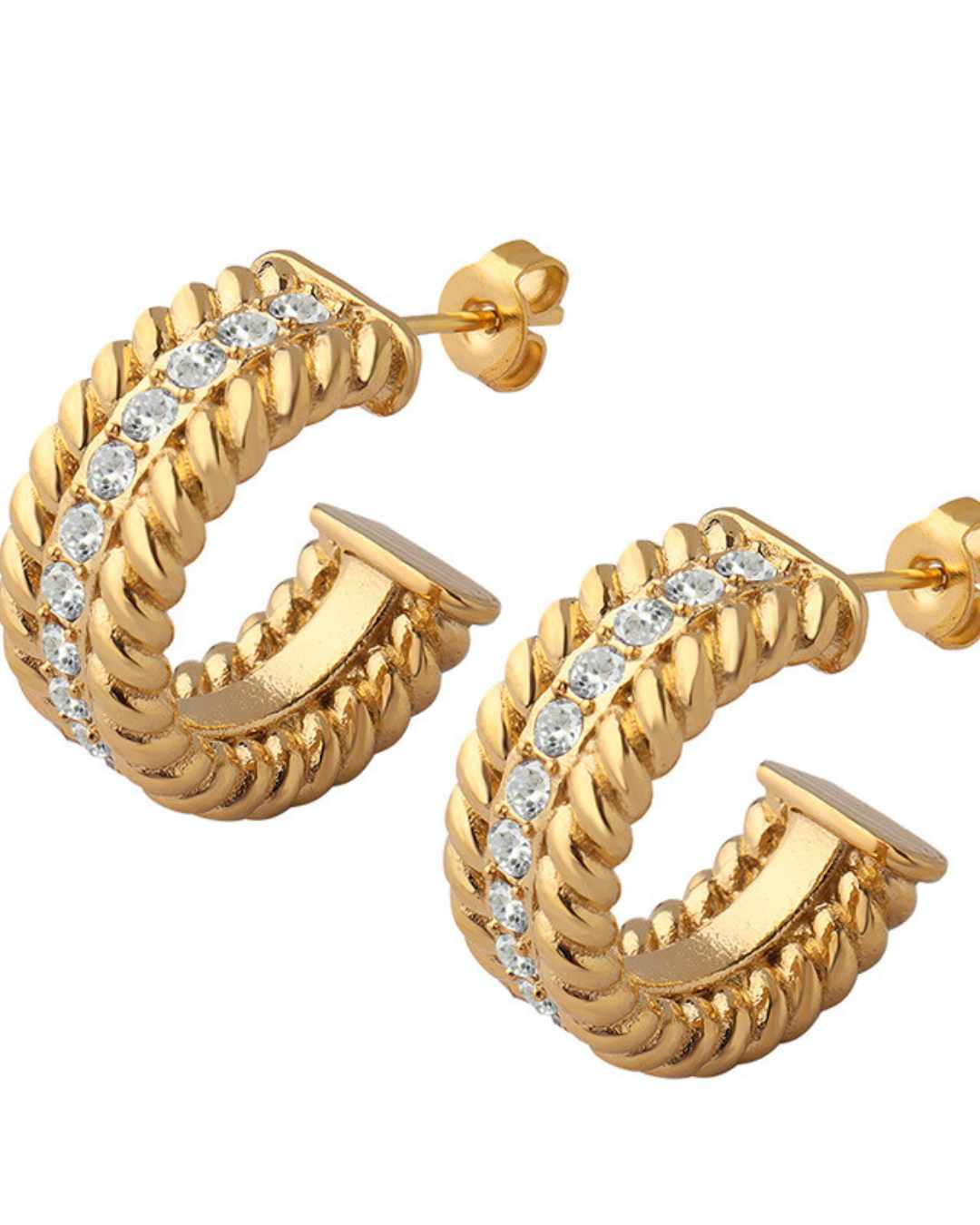 Orecchini in acciaio inossidabile placcati in oro con zirconi - Pavè Hoops. Colore: Placcato oro Materiale: Acciaio inossidabile 100% Nickel free Non scurisce Resistente all'acqua Leggero, resistente e un vero classico. Dalla nostra esclusiva collezione, questi cerchi aggiungono un tocco di lusso ed eleganza a qualsiasi look.