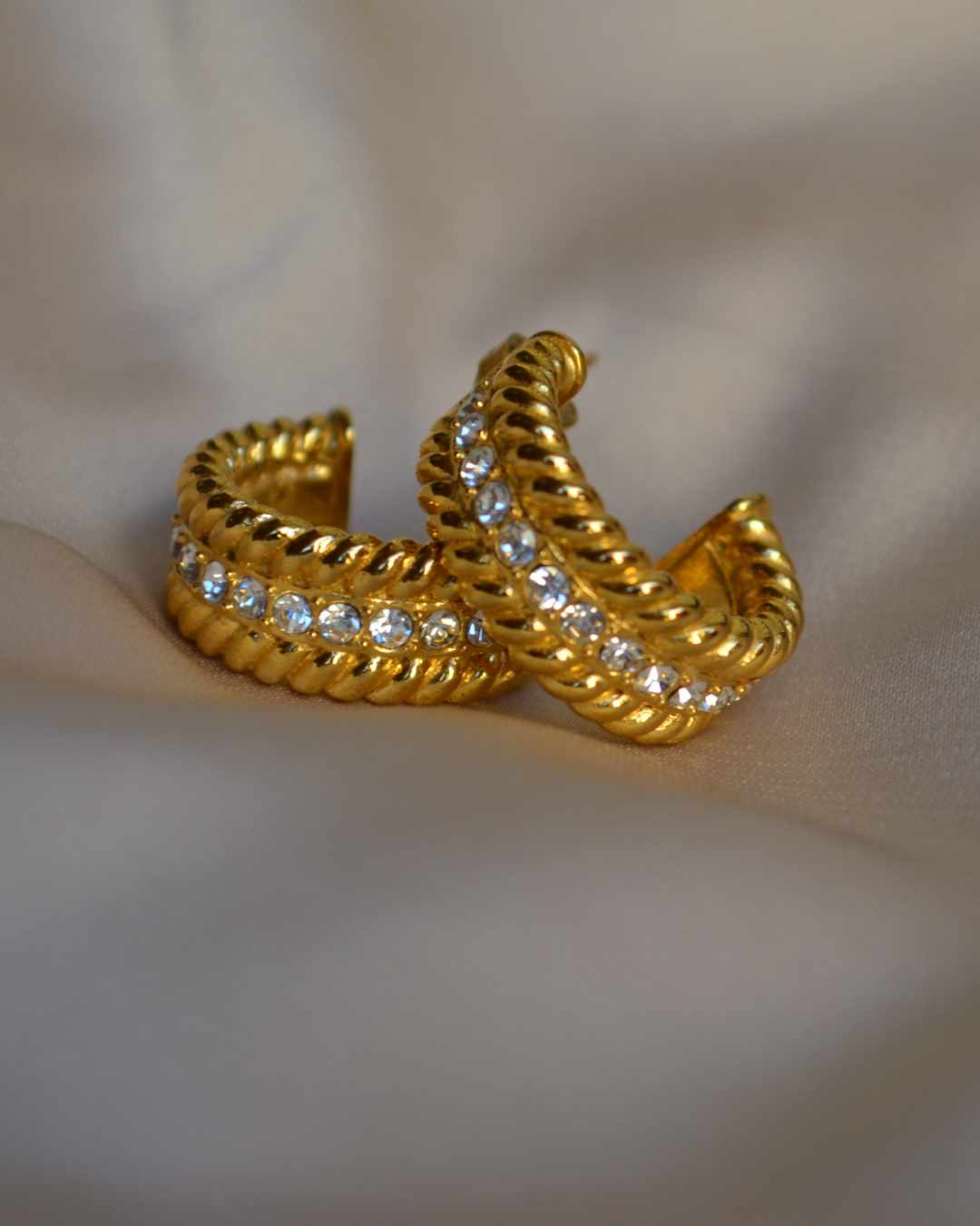 Orecchini in acciaio inossidabile placcati in oro con zirconi - Pavè Hoops. Colore: Placcato oro Materiale: Acciaio inossidabile 100% Nickel free Non scurisce Resistente all'acqua Leggero, resistente e un vero classico. Dalla nostra esclusiva collezione, questi cerchi aggiungono un tocco di lusso ed eleganza a qualsiasi look.