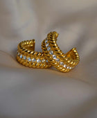 Orecchini in acciaio inossidabile placcati in oro con zirconi - Pavè Hoops. Colore: Placcato oro Materiale: Acciaio inossidabile 100% Nickel free Non scurisce Resistente all'acqua Leggero, resistente e un vero classico. Dalla nostra esclusiva collezione, questi cerchi aggiungono un tocco di lusso ed eleganza a qualsiasi look.