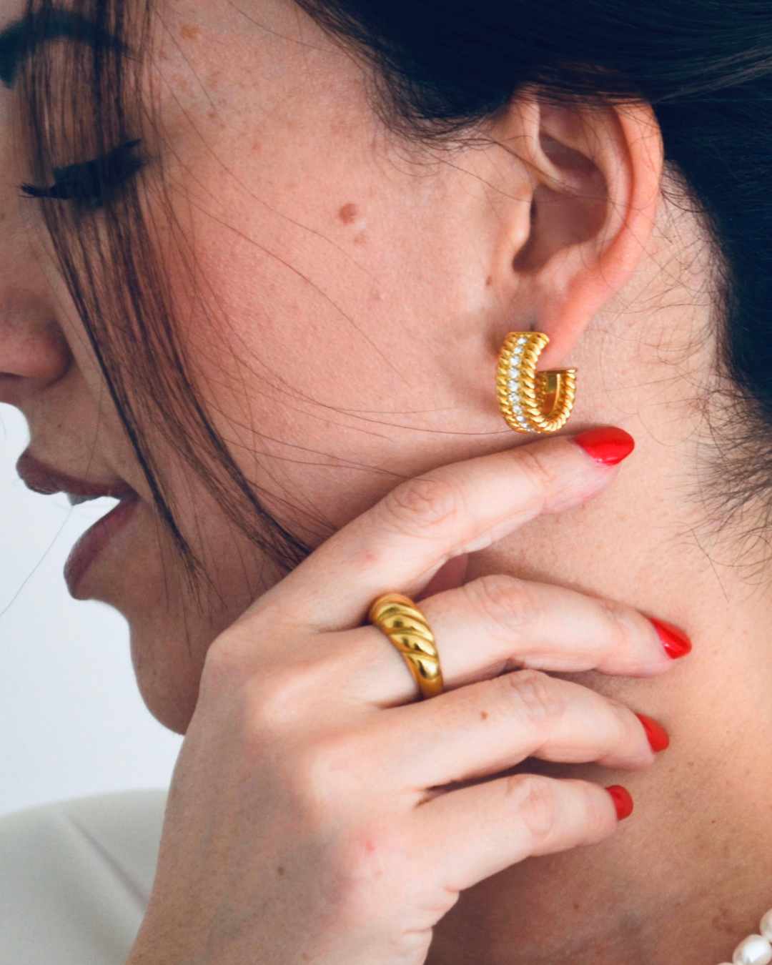 Orecchini in acciaio inossidabile placcati in oro con zirconi - Pavè Hoops. Colore: Placcato oro Materiale: Acciaio inossidabile 100% Nickel free Non scurisce Resistente all'acqua Leggero, resistente e un vero classico. Dalla nostra esclusiva collezione, questi cerchi aggiungono un tocco di lusso ed eleganza a qualsiasi look.
