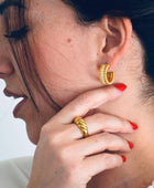 Orecchini in acciaio inossidabile placcati in oro con zirconi - Pavè Hoops. Colore: Placcato oro Materiale: Acciaio inossidabile 100% Nickel free Non scurisce Resistente all'acqua Leggero, resistente e un vero classico. Dalla nostra esclusiva collezione, questi cerchi aggiungono un tocco di lusso ed eleganza a qualsiasi look.